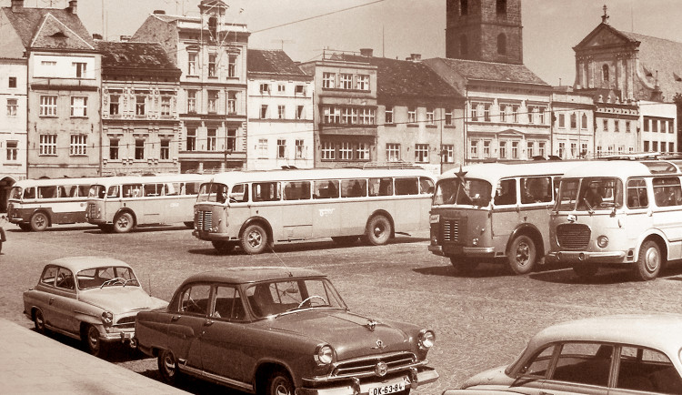 DRBNA HISTORIČKA: V 60. letech bývalo budějovické náměstí plné autobusů