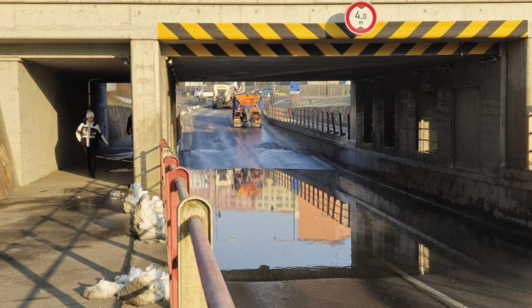 Pozor v Předmostí. Kvůli mrazu podjezd pod železniční tratí zaplavila voda, nešla elektřina