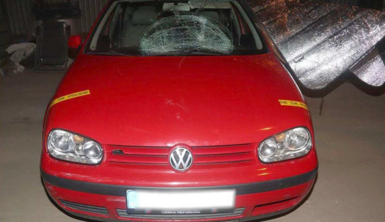 Gang mladých výtržníků řádil v supermarketu v Litovli, zranil ostrahu. Chlapec a dívka zrovna utekli z ústavu