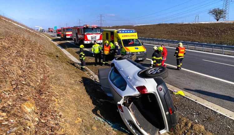 První nehoda na nově otevřené dálnici D4. Osobnímu autu nejspíš praskla pneumatika