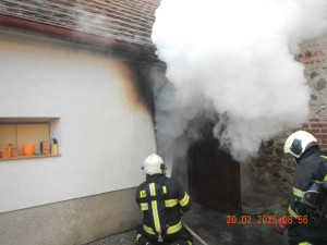 Rychlý zásah hasičů uchránil dům, kde začala hořet sauna