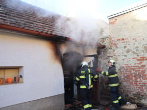 Rychlý zásah hasičů uchránil dům, kde začala hořet sauna