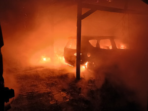 Noční požár zničil v Milevsku přístřešky a několik aut. Škoda je přes milion korun