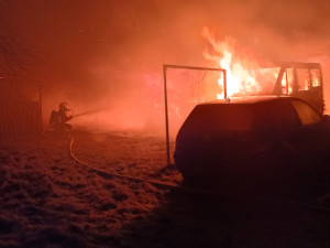 Noční požár zničil v Milevsku přístřešky a několik aut. Škoda je přes milion korun