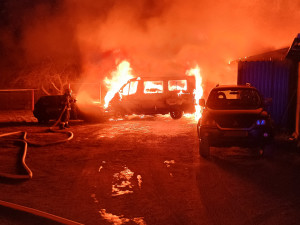 Noční požár zničil v Milevsku přístřešky a několik aut. Škoda je přes milion korun