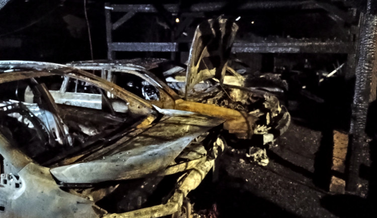 Noční požár zničil v Milevsku přístřešky a několik aut. Škoda je přes milion korun