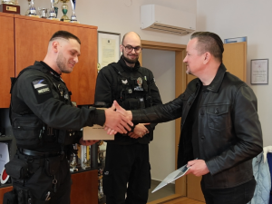 Budějovičtí strážníci slaví úspěch. Video z jejich zásahu proti ozbrojenému muži vyhrálo celostátní soutěž