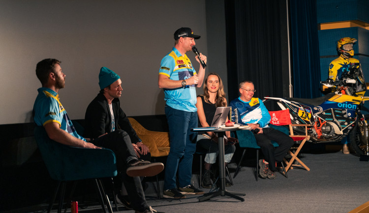 Vyprodaná Kotva přivítala účastníky Dakaru. Účast byla splněním snu, říká mladá reportérka.