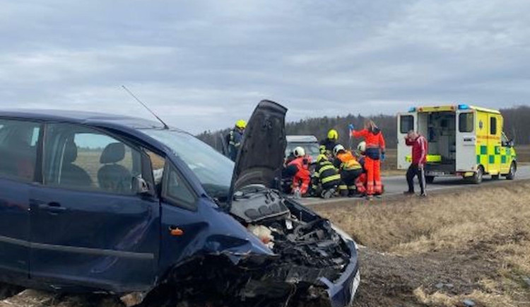 Vážná dopravní nehoda u Bechyně. Senior z neznámých důvodů vyjel z vozovky a narazil do betonového mostku