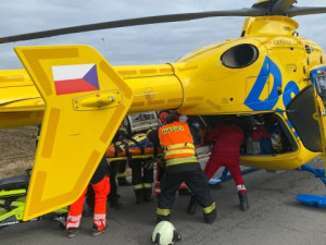 Vážná dopravní nehoda u Bechyně. Senior z neznámých důvodů vyjel z vozovky a narazil do betonového mostku