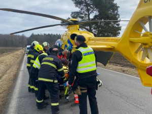 Vážná dopravní nehoda u Bechyně. Senior z neznámých důvodů vyjel z vozovky a narazil do betonového mostku