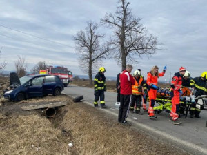 Vážná dopravní nehoda u Bechyně. Senior z neznámých důvodů vyjel z vozovky a narazil do betonového mostku