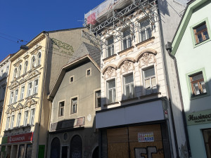 Střešní terasa v historickém centru zakryla výhled na Černou věž. Na všechno mám povolení, hájí se majitel