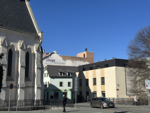 Střešní terasa v historickém centru zakryla výhled na Černou věž. Na všechno mám povolení, hájí se majitel