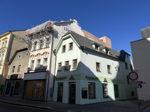 Střešní terasa v historickém centru zakryla výhled na Černou věž. Na všechno mám povolení, hájí se majitel