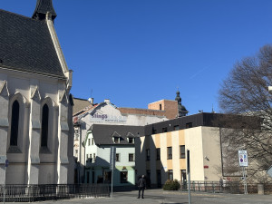 Střešní terasa v historickém centru zakryla výhled na Černou věž. Na všechno mám povolení, hájí se majitel