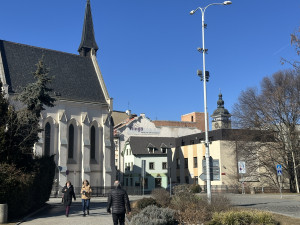 Střešní terasa v historickém centru zakryla výhled na Černou věž. Na všechno mám povolení, hájí se majitel