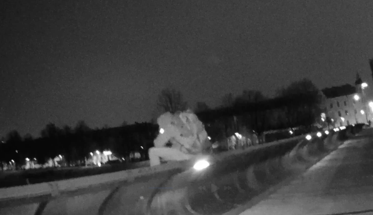 Muž chtěl skočit z Dlouhého mostu. Rychlý zásah policistů mu zachránil život