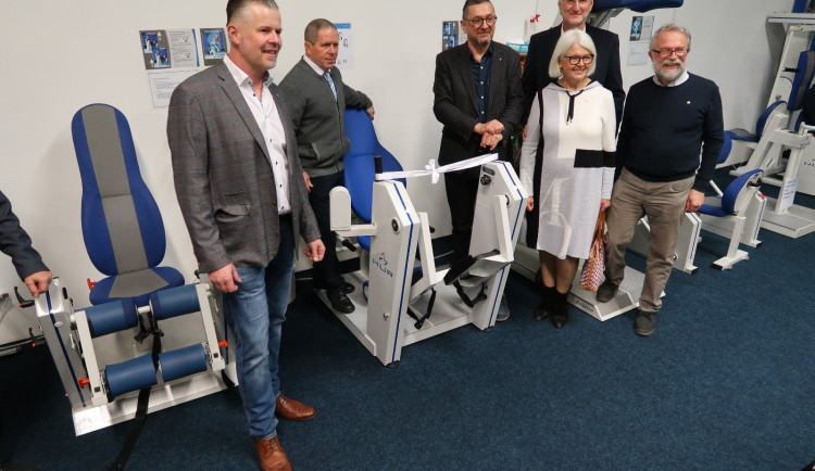 Rotary klub České Budějovice předal 1. Centru zdravotně postižených Jižních Čech cvičební stroj.