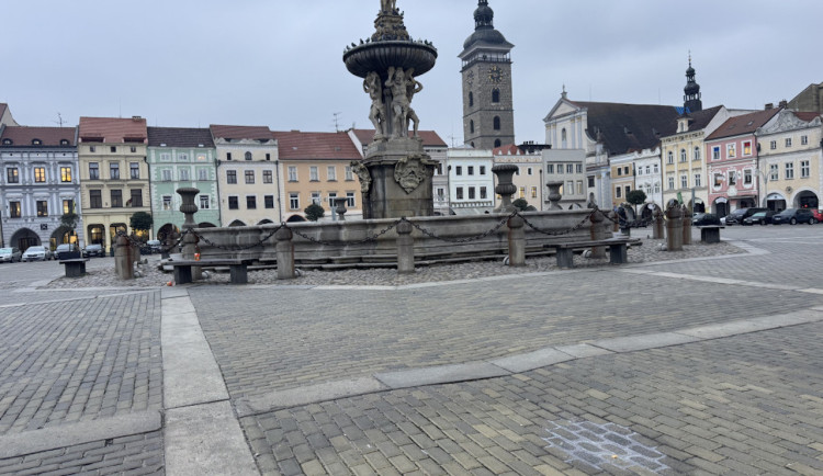 POLITICKÁ KORIDA:Jak vnímáte prohlubně na budějovickém náměstí a jejich možné spojení s adventním kluzištěm?