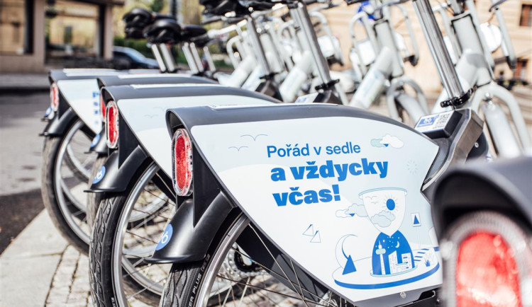 Do Hořic se začátkem března vrací sdílená kola. Lidé je najdou na devíti stanovištích