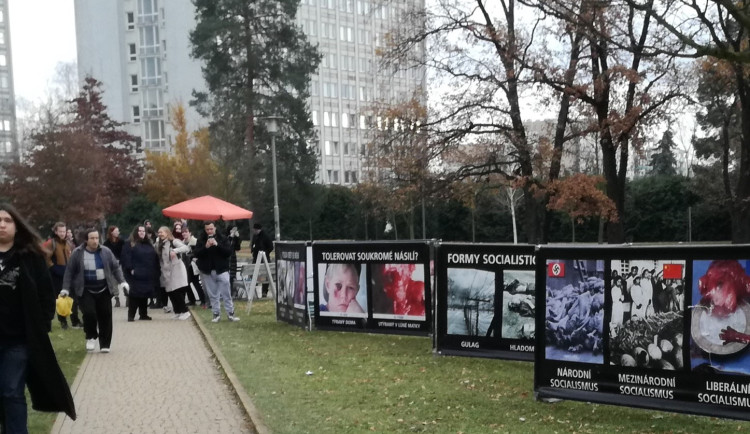 „Šokující a drastické." Kontroverzní akce pobouřila studenty i veřejnost