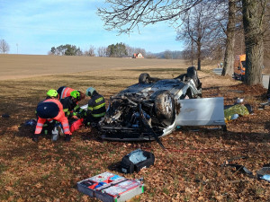 Po nárazu do stromu museli zraněné muže uvést do umělého spánku. Záchranáře přivolala speciální funkce v telefonu