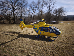 Po nárazu do stromu museli zraněné muže uvést do umělého spánku. Záchranáře přivolala speciální funkce v telefonu