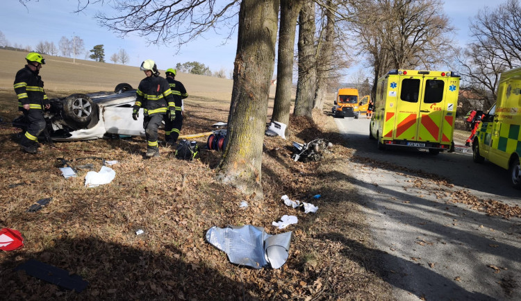 Po nárazu do stromu museli zraněné muže uvést do umělého spánku. Záchranáře přivolala speciální funkce v telefonu