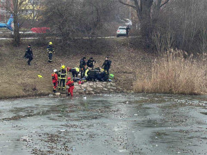 Tonoucí chlapce vytáhli z mrznoucí vody náhodní kolemjdoucí, jedním z nich byl táborský řidič záchranné služby