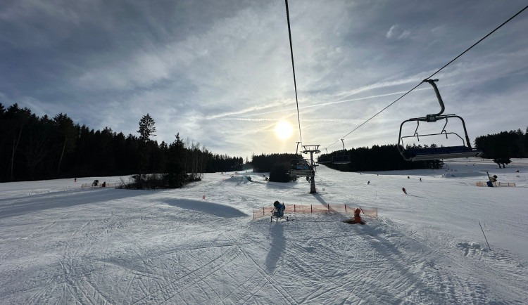 Lipenský skiareál dnes začal půjčovat kola, s lyžováním počítá ještě 14 dní