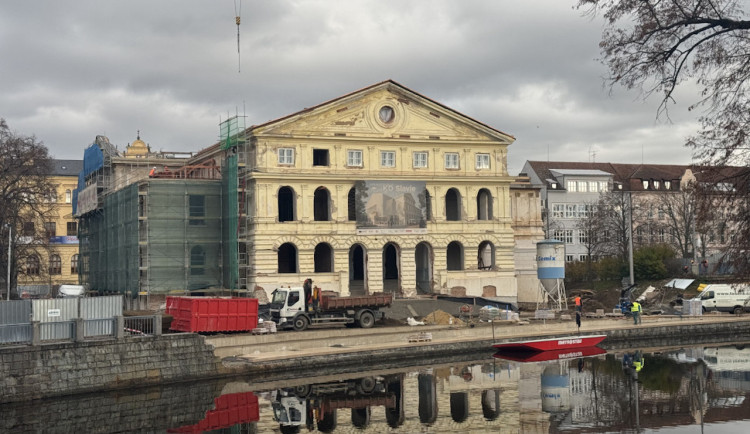 Navýšení nákladů a úplatky ve výši desítek milionů. Jak ovlivní motolská kauza výstavbu KD Slavie?