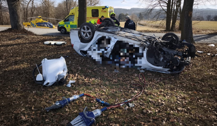 Nehody na tísňovou linku oznamují telefony nebo auta čím dál častěji