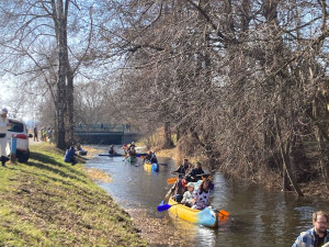 Masopust na Mlýnské stoce je novou tradicí. Vodáci v Havlíčkově kolonii vyrážejí už potřetí