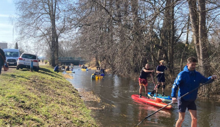 Masopust na Mlýnské stoce je novou tradicí. Vodáci v Havlíčkově kolonii vyrážejí už potřetí