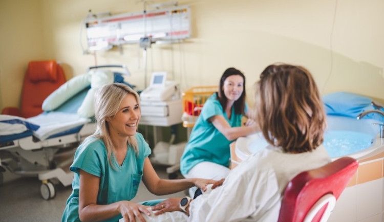 Porodní asistentky v budějovické nemocnici získají kurz, který jim umožní větší zapojení do porodů i větší samostatnost