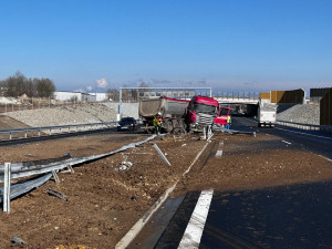 Na dálnici D3 se převrátil náklaďák. Silnici zasypal písek