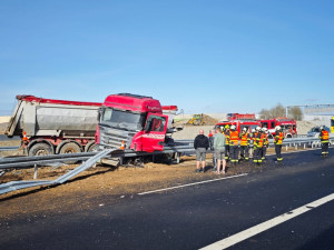 Na dálnici D3 se převrátil náklaďák. Silnici zasypal písek