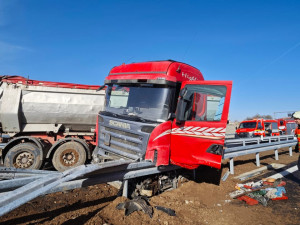 Na dálnici D3 se převrátil náklaďák. Silnici zasypal písek