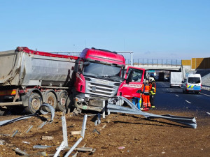 Na dálnici D3 se převrátil náklaďák. Silnici zasypal písek