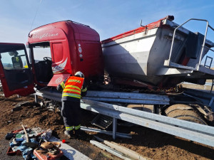 Na dálnici D3 se převrátil náklaďák. Silnici zasypal písek