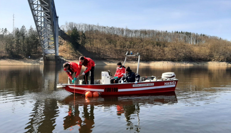 Ze Žďákovského mostu skočil muž.