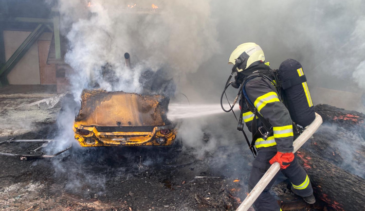 Ani v roce 2024 se počty zásahů jihočeských hasičů nesnížily