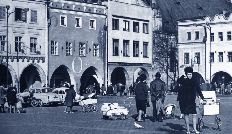 DRBNA HISTORIČKA: V 60. letech bylo náměstí oblíbeným místem pro rodinné procházky s kočárkem