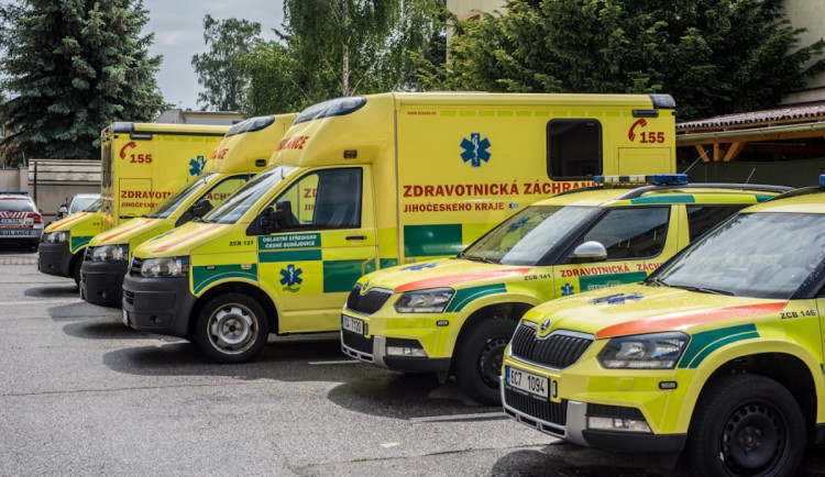 Auto sjelo do rybníka. Dva zraněné převezli záchranáři do nemocnice