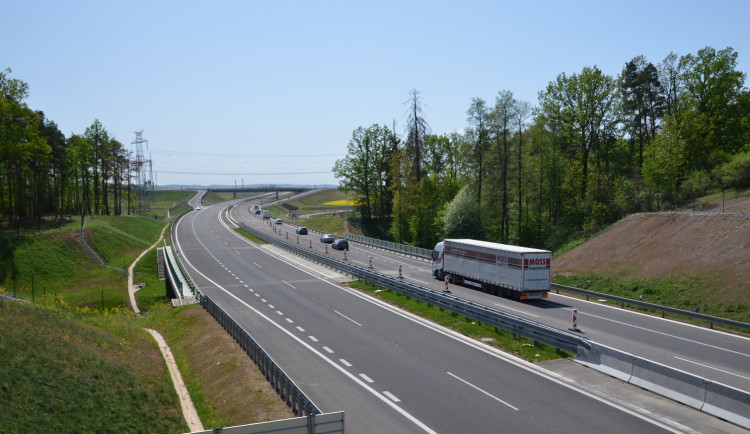 Silničáři začnou na dálnici D3 v pondělí instalovat vysokorychlostní váhy