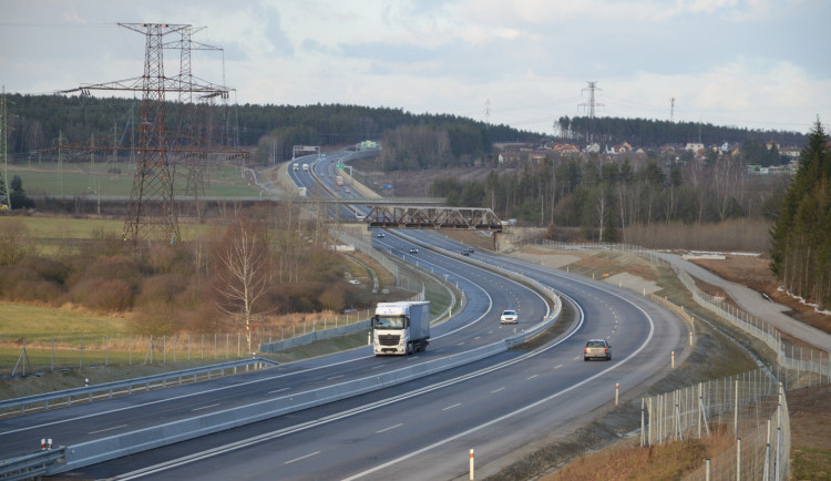 Pokuty za přetížené kamiony na jihočeské dálnici D3 bude vybírat Soběslav
