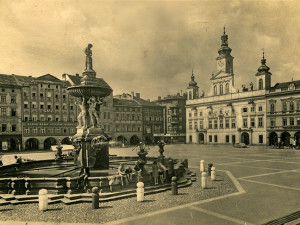 České Budějovice objektivem Milana Bindera a perem Martina Maršíka: Unikátní snímek náměstí