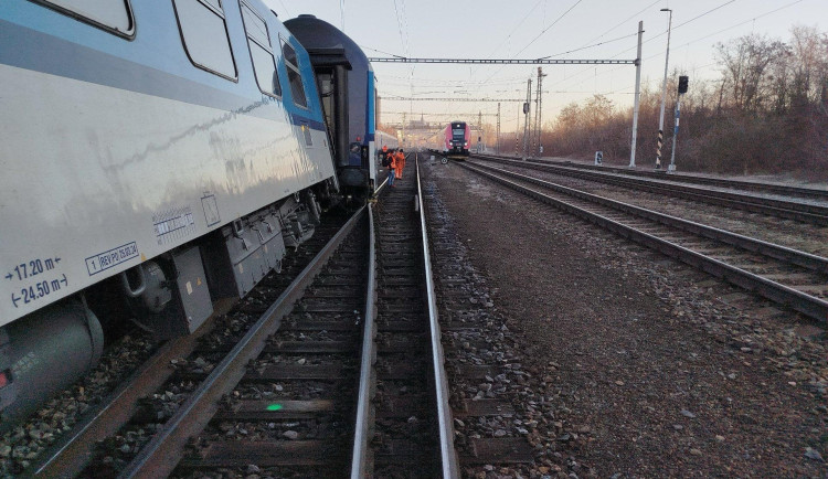 U brněnského hlavního nádraží vykolejil vlak, nevezl žádné cestující. Nákladní vlak vykolejil i v Maloměřicích