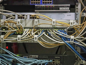 Kriminalisté obvinili muže z podvodu za téměř 30 milionů, zákazníky lákal na pronájem počítačových serverů